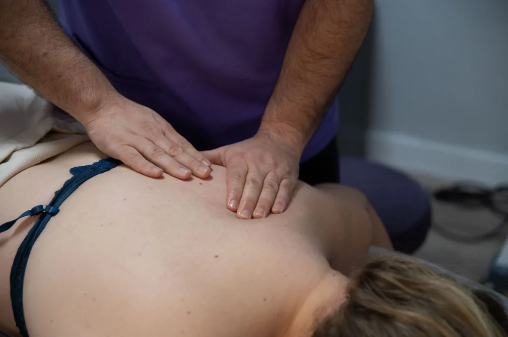 Terapia manual en Motril en Clínica Prometeo – Tratamiento personalizado para aliviar dolores musculares